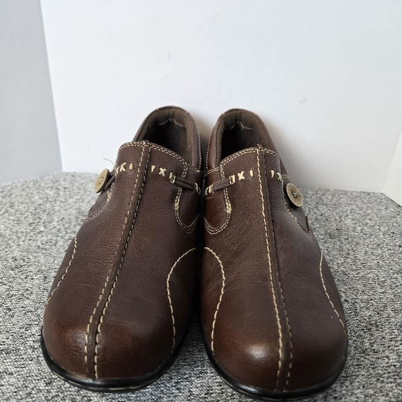 Clarks Bendables Shoes Womens Size 8W Brown Leather Slip On Loafers - Picture 2 of 10